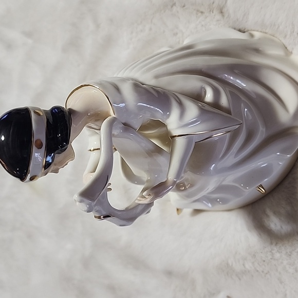 Elegant Porcelain Figurine with Gold Accents ROYAL DOULTON SONATA. - Picture 7 of 7